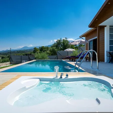 Cragos With Swimming Pool Villa *